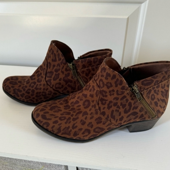 Sun & Stone Animal Print Side Zip Booties. Size 7W - Picture 3 of 7